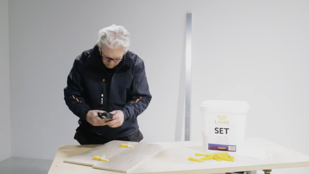 Peter Goegebeur die het Levelit systeem demonstreert.