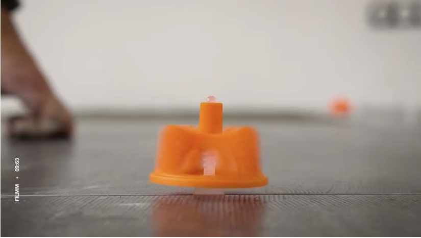 Herbruikbare Helix-caps met de hand vastdraaien om aangrenzende tegels te nivelleren.
