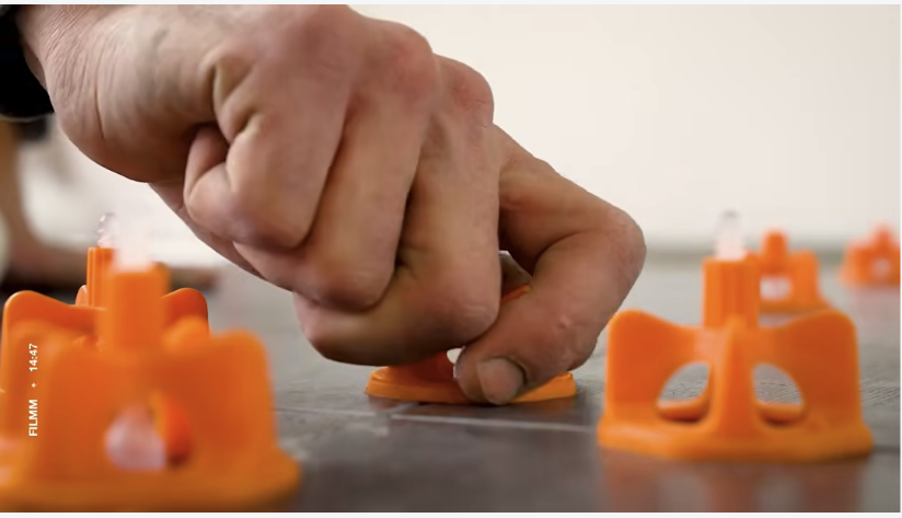Geplaatste tegels met Helix-clips en caps tijdens het uitharden van de tegellijm.