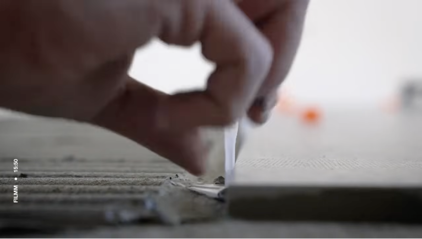 Levelit nivelleerclips worden onder de tegelranden geplaatst.