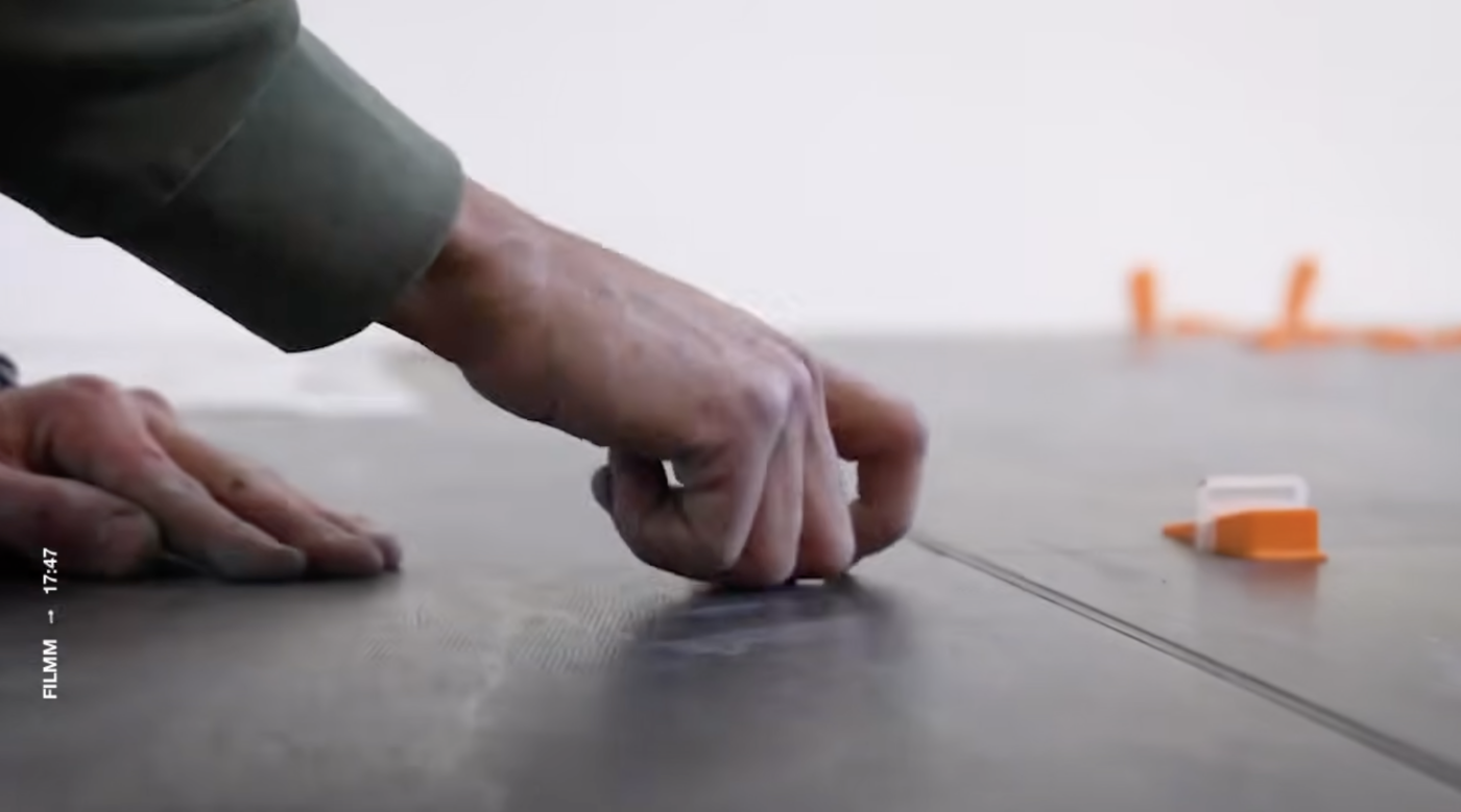 Herbruikbare Levelit spie wordt door een nivelleerclip geschoven.
