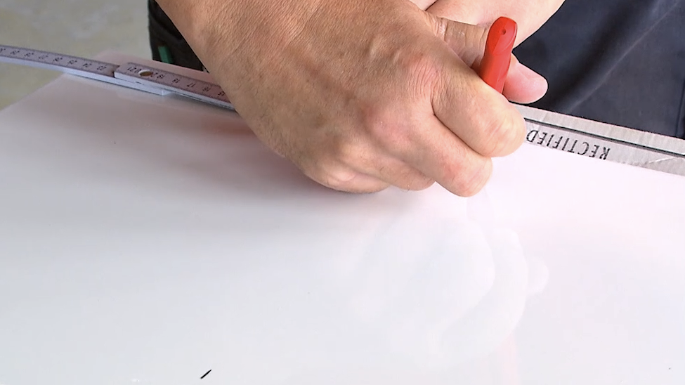 Gebruik een potlood om de snijlijn te markeren. De afgesneden kant van de tegel plaats je dan tegen de muur of in de hoek. 