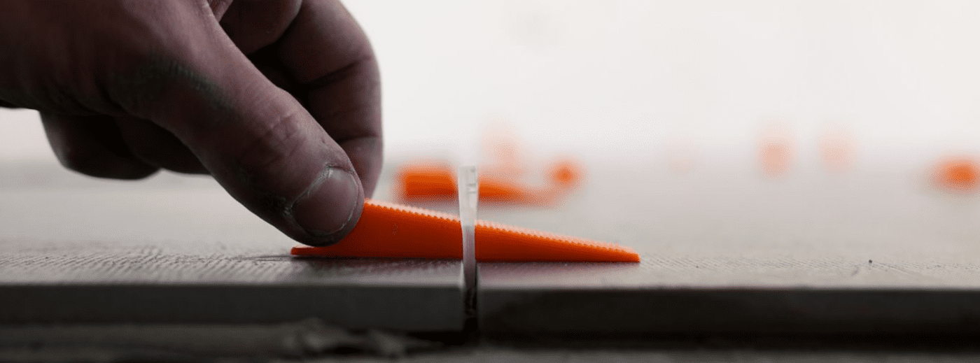 Levelit transparante clips en oranje spie voor tegelnivellering